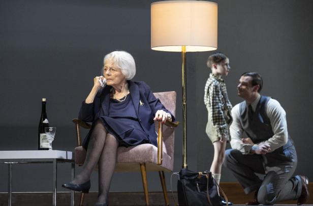 Lore Stefanek in "Ein deutsches Leben" im Theater in der Josefstadt.