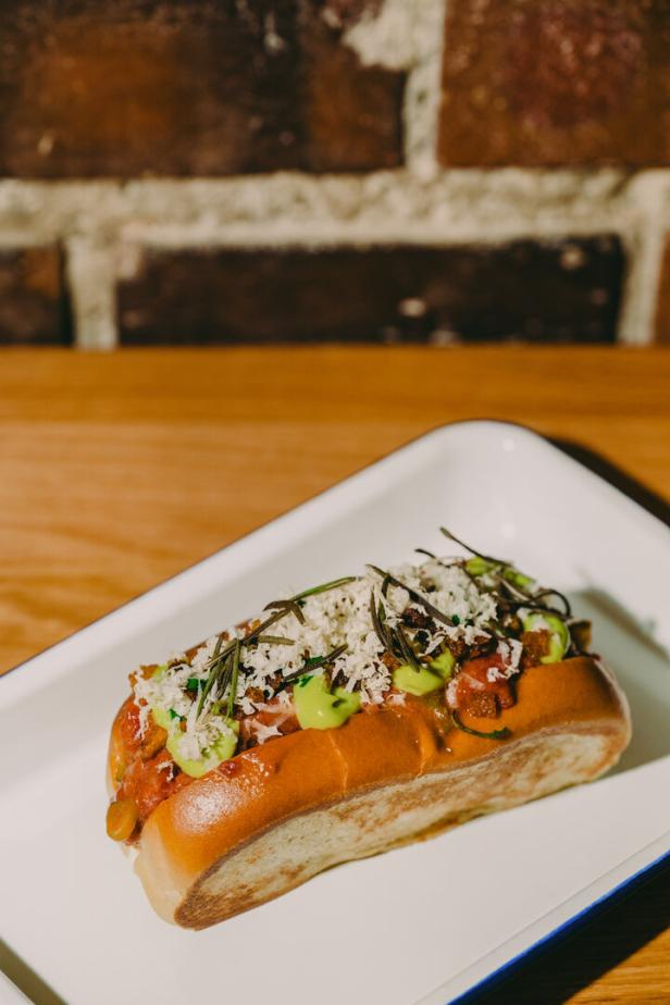 Ein Hot Dog mit viel Käse und Sauce
