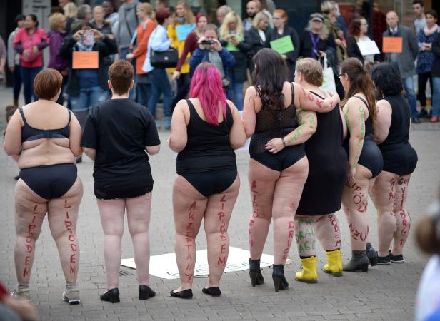 Demonstration von betroffenen Frauen f?r die Akzeptanz der Erkrankung * Lip^dem* *** NUR F