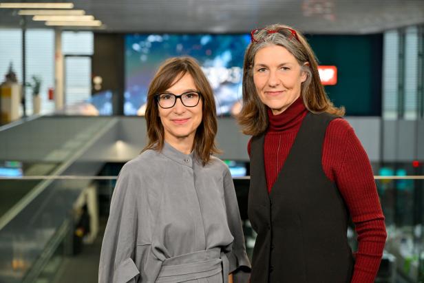 Carola Schneider und Gabriele Waldner-Pammesberger im ORF-Newsroom