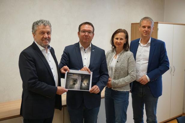 Burghauptmann Reinhold Sahl, Bürgermeister Christian Haberhauer, Ombudsfrau Karin Wiesinger, Projektleiter Martin Scheiber (v.l.). 