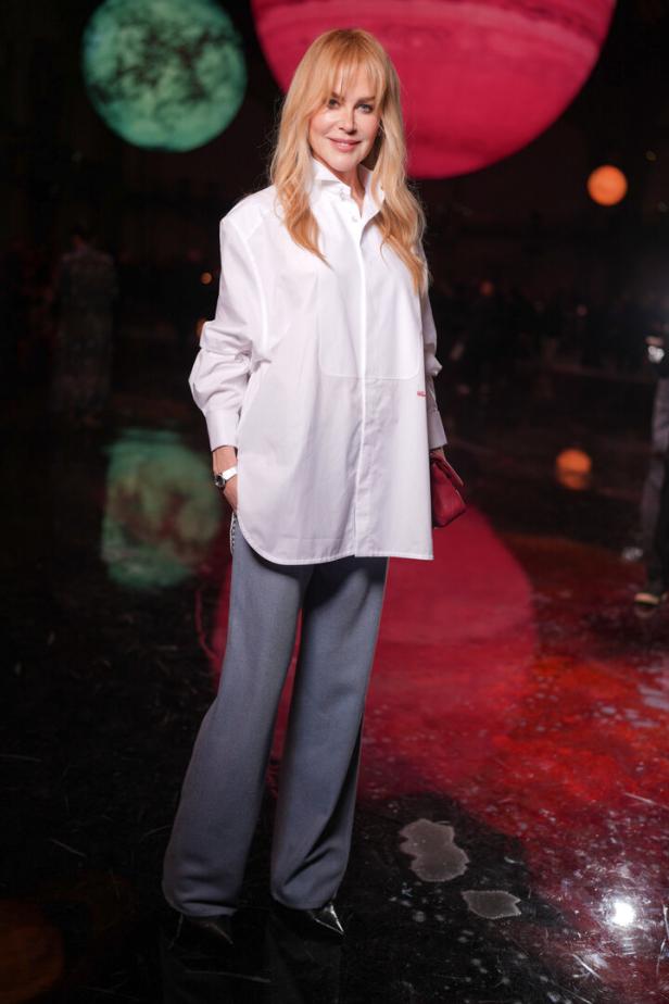 Eine blonde Frau in Jeans und mit weißem Hemd
