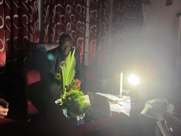 Schummriges Licht beim Interview mit dem Erznischof. Der Strom ist ausgefallen.