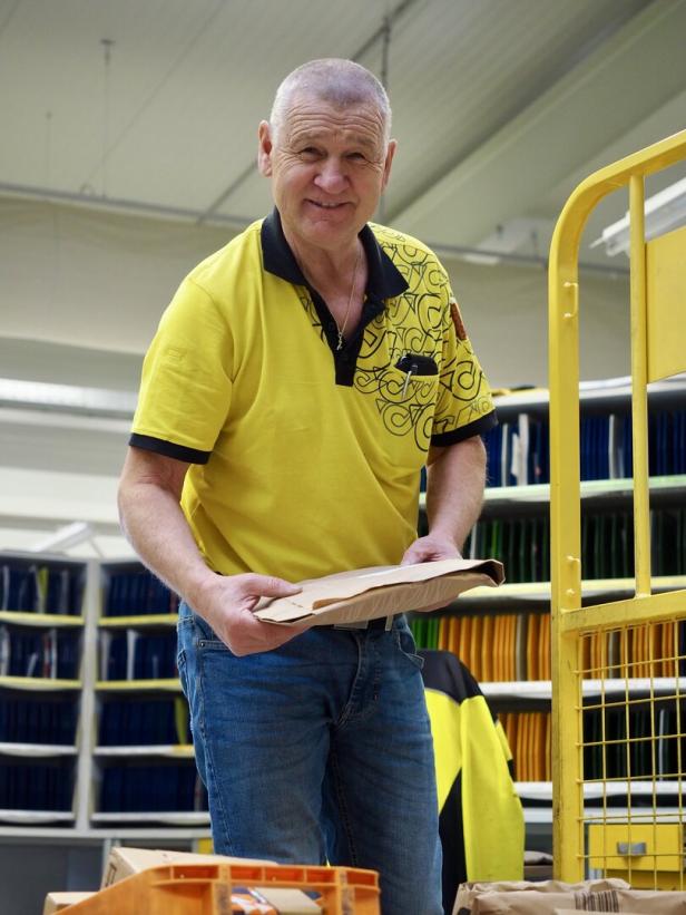 Alois Jalits mit Paket in der Hand.