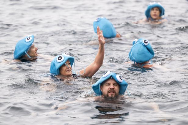 Thousands brave Lake Geneva's cold-water for traditional Christmas swim