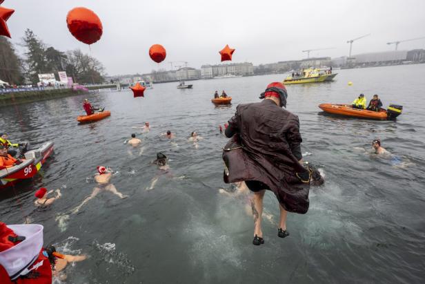 Thousands brave Lake Geneva's cold-water for traditional Christmas swim