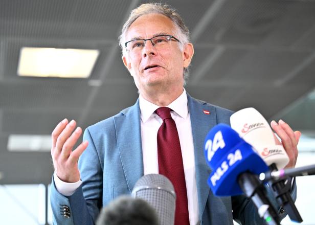 Finanzminister Markus Marterbauer steht vor einem Mikro