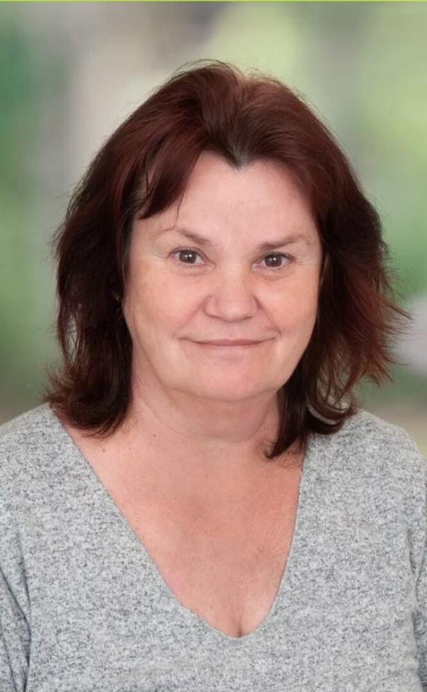 Ein Portrait von Monika Kugler-Cadaj vor grünem Hintergrund.