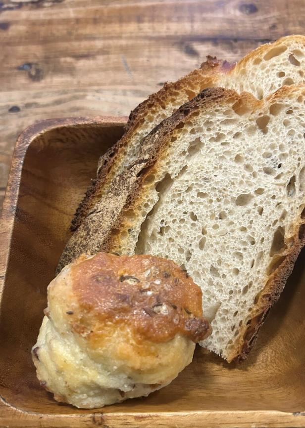 Burgenländische Grammelpogatschen serviert mit Brot.