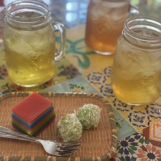 Kleine Bällchen und Gläser mit Eistee