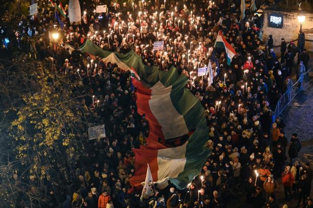 Heuer waren die Ungarn besonders oft auf der Straße, etwa um gegen die Vertuschung von Gewalt in Kinderheimen zu demonstrieren, oder gegen die "unrechtmäßige" Nutzung von EU-Geldern.