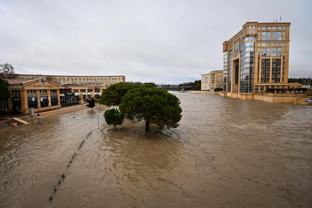 TOPSHOT-FRANCE-WEATHER-FLOOD