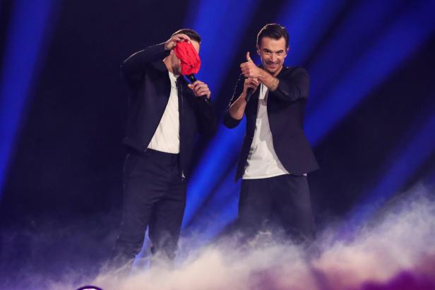 Saenger Ramon Roselly (GER) zeigt Moderator Florian Silbereisen seine rote Glücksunterhose - ARD Live Show SCHLAGERBOOM