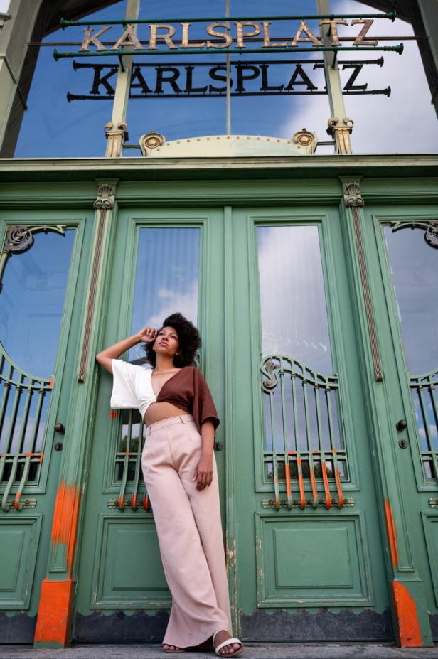 Bibiane Zimba vor der Station Karlsplatz. 