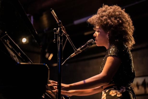 Sängerin Bibiane Zimba am Klavier.