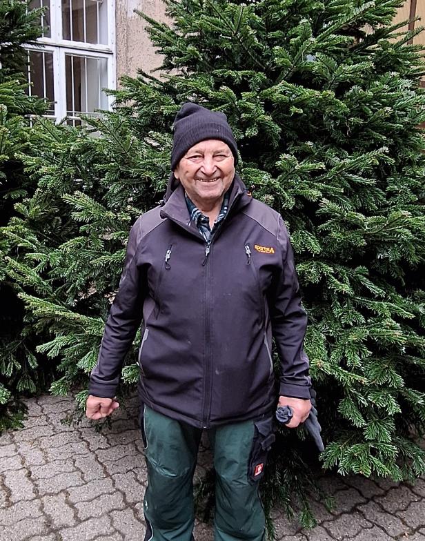 Leopold Sommer (88) vor einem Christbaum