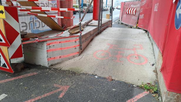 Baustellenumleitung mit Rampe und rotem Fahrradsymbol auf einem Wiener Radweg.