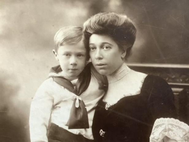 Elsa von Klarwill (geb. Egger) mit ihrem Sohn Victor Isidor. Mit der Machtübernahme der Nationalsozialisten emigrierten Sohn und Mutter 1938/’39 nach Kenia.