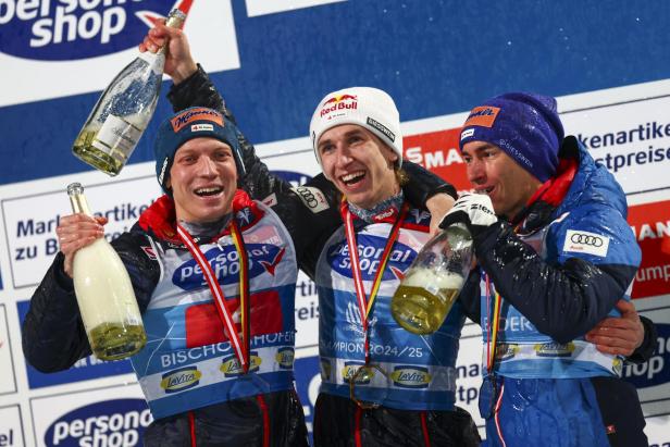 Magischer Moment: Daniel Tschofenig gewann vor Jan Hörl (li.) und Stefan Kraft die Tournee 2024/'25