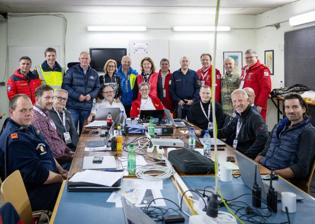 Innenminister Gerhard Karner und Johanna Mikl-Leitner beim Besuch der Einsatzzentrale. 