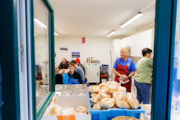 Zubereitung der Verpflegung für die freiwilligen Helfer