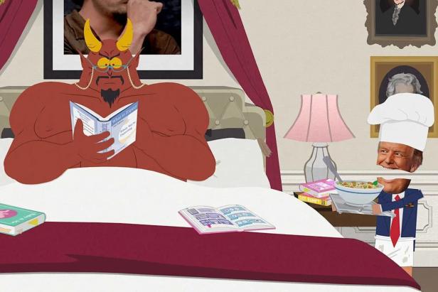 Ein Teufel mit Brille liest im Bett ein Buch, während Trump als Koch eine Schüssel serviert.