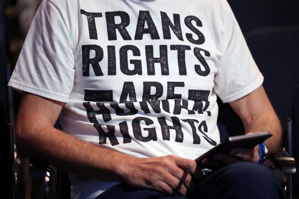 T-Shirt mit Transrechte sind Menschenrechte-Aufschrift