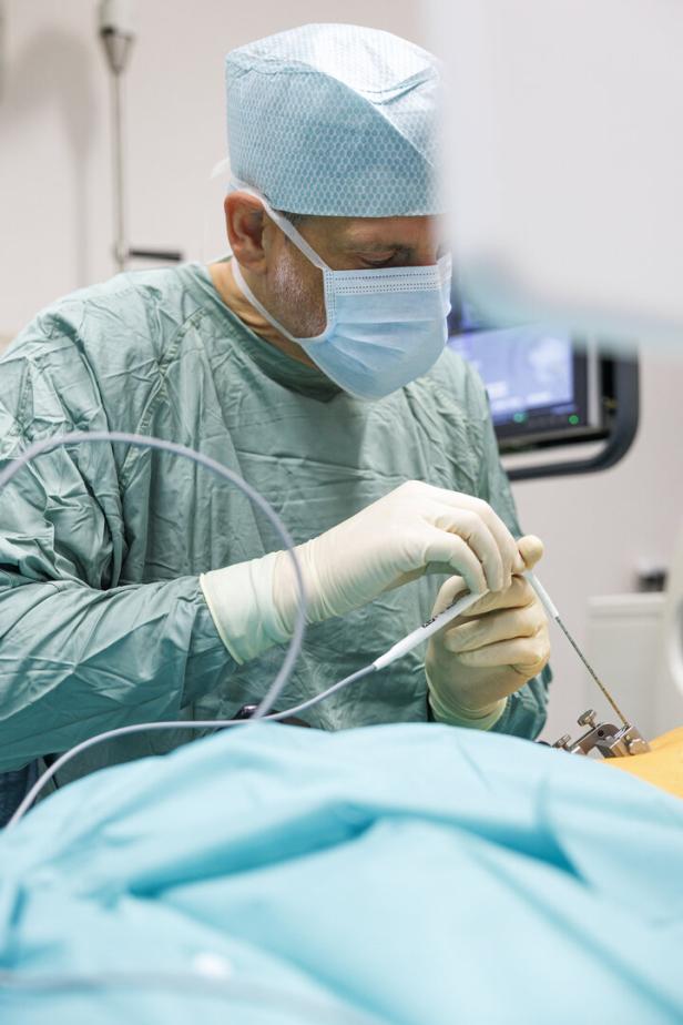 Das Bild zeigt den interventionellen Radiologen Christian Neumann, wie er eine Nadel an einen Nierentumor heranführt.
