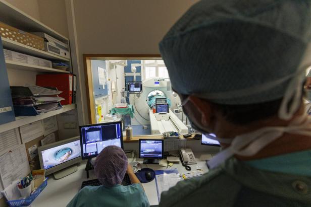 Das Bild zeigt den Eingriffsraum für Interventionelle Radiologie im Krankenhaus der  Barmherzige Brüder in Wien.