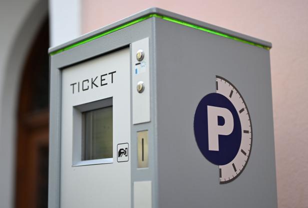 ++ THEMENBILD ++ PARKEN / PARKGEBÜHREN / PARKSCHEIN / AUTO / MOBILITÄT / PARKSCHEINAUTOMAT / GEBÜHREN / KURZPARKZONE