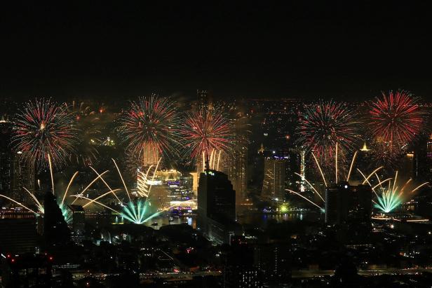 Thailand celebrates New Year's Eve with fireworks