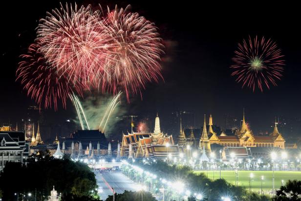 Thailand celebrates New Year's Eve with fireworks
