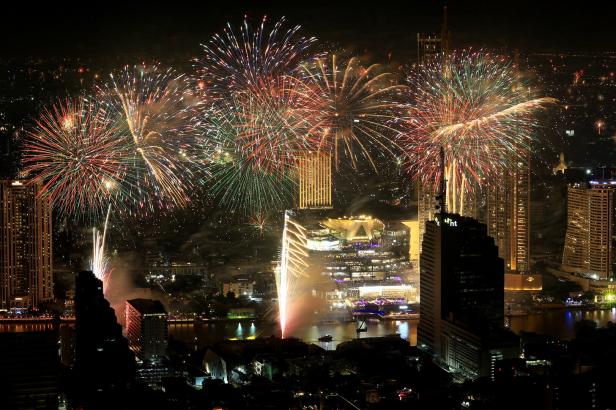 Thailand celebrates New Year's Eve with fireworks