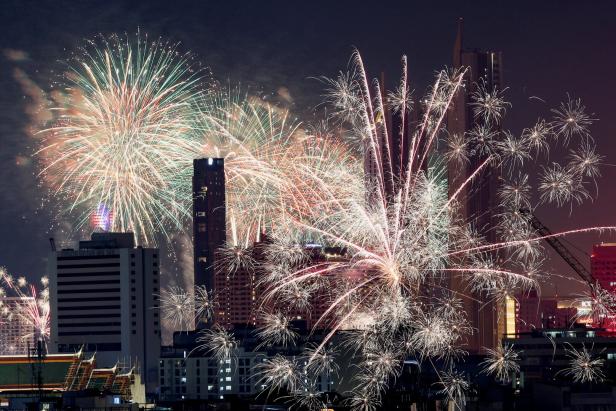 Thailand celebrates New Year's Eve with fireworks