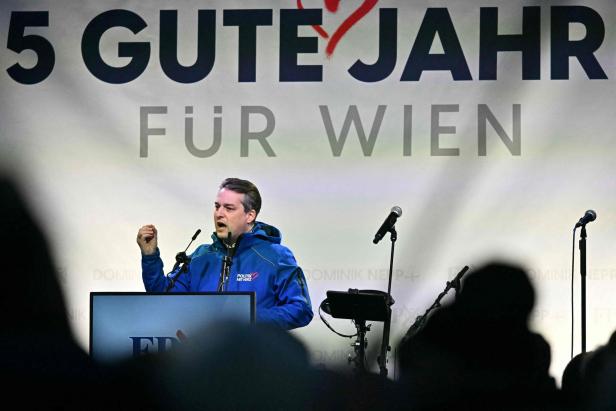 Dominik Nepp spricht vor einem Banner mit der Aufschrift "5 Gute Jahr für Wien".