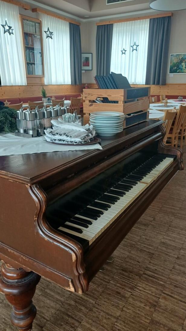 Ein altes Klavier im Gasthaus Leban wird als Abstellplatz genützt. 