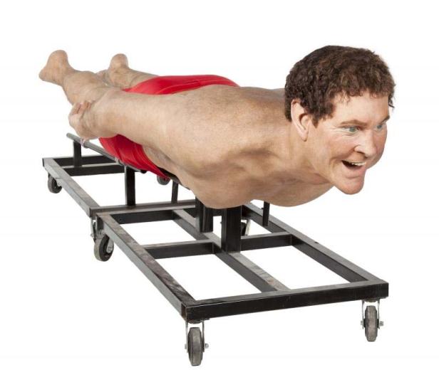 Eine Wachsfigur von David Hasselhoff im Stil von Baywatch auf einem Rollwagen.