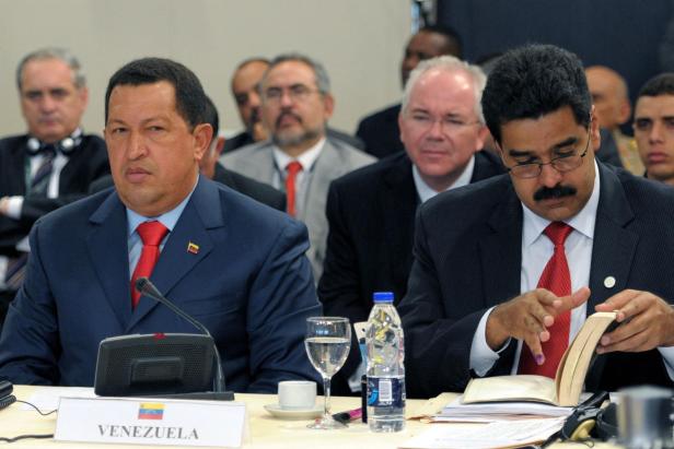 Nicolás Maduro (rechts) neben Hugo Chavez (links).