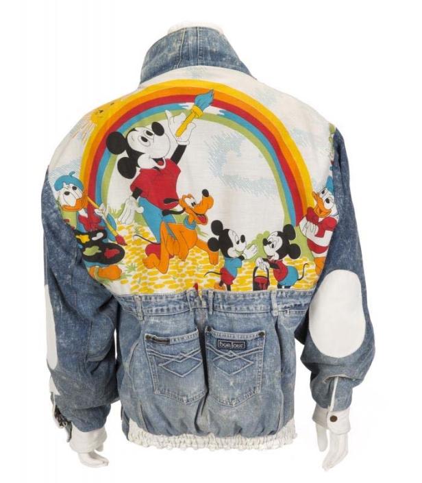 Eine Jeansjacke mit einem aufgedruckten Regenbogen und Disney-Figuren wie Mickey Mouse und Donald Duck.