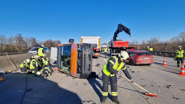 ++ HANDOUT ++ NIEDERÖSTERREICH: PKW PRALLTE GEGEN STRECKENDIENSTAUTO - DREI VERLETZTE AUF DER A2
