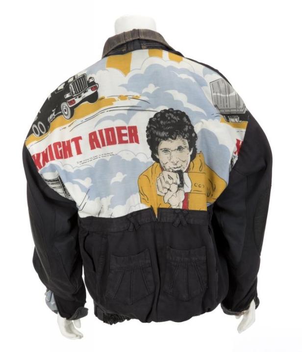 Eine Jacke mit einem Aufdruck von David Hasselhoff als Michael Knight aus der Serie „Knight Rider“.