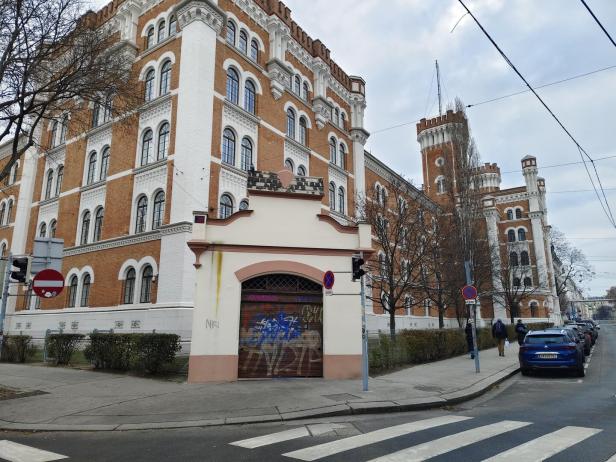 Trafik am Schlickplatz, dahinter die Roßauer Kaserne. 