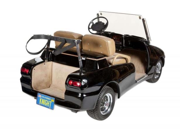 Ein schwarzer Golfwagen mit dem kalifornischen Kennzeichen „KNIGHT“.