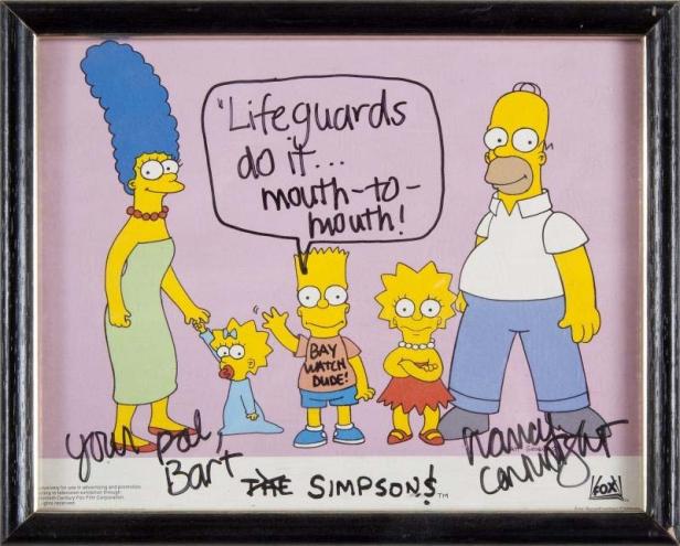 Eine Illustration der Simpsons, auf der Bart ein „Baywatch“-T-Shirt trägt und Homer daneben steht.