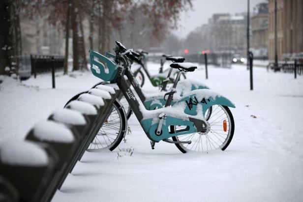 Snow and freezing temperatures in Paris