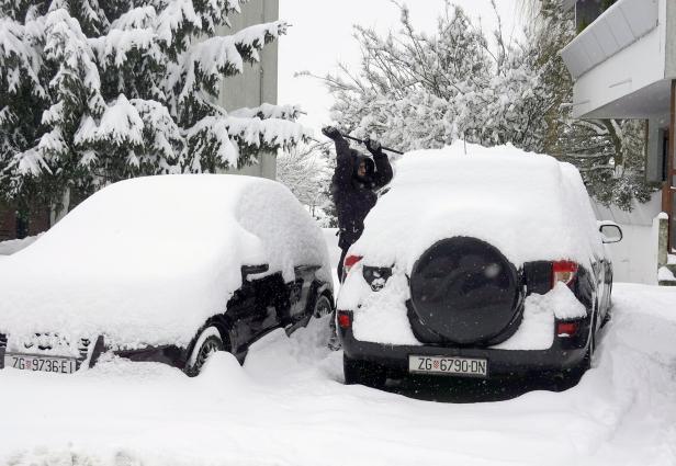 Deep snow blankets Zagreb amid cold snap and travel disruptions