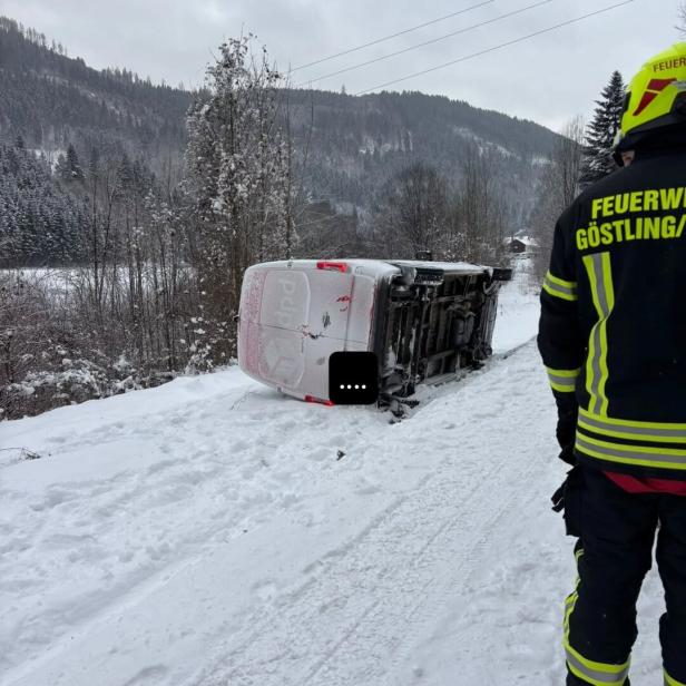 transporter neben der Fahrbahn