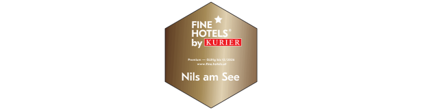 Sechseckiges goldenes Siegel mit Aufschrift Fine Hotels by KURIER und Nils am See