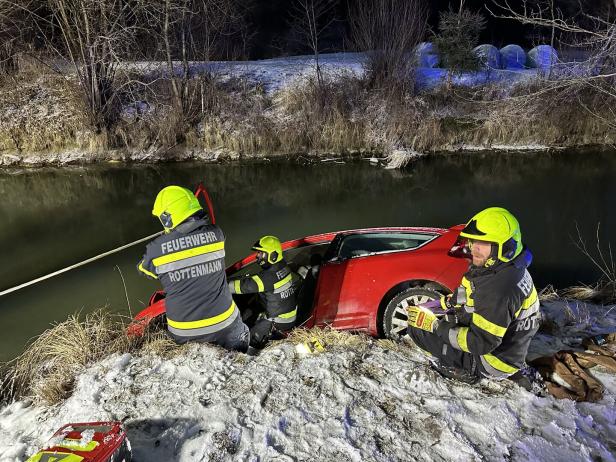 ++ HANDOUT ++ STEIERMARK: FEUERWEHR RETTETE LENKER VOR STURZ INS EISKALTE WASSER