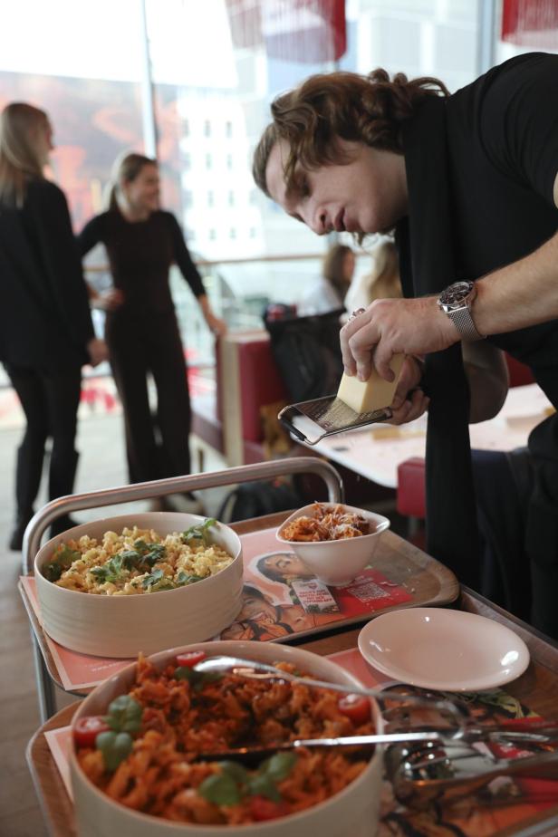 Satansbratan reibt Käse über Nudeln